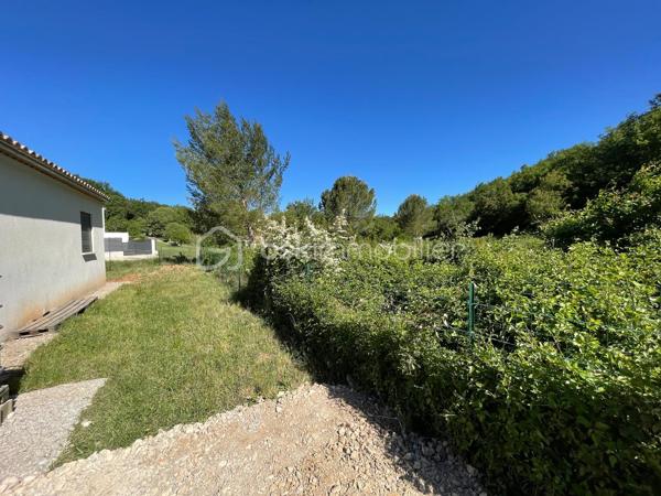Tourves, village au cœur de la Provence verte, à 10minutes de Saint Maximin-la-sainte-Baume et à 35 minutes d'Aix-en-Provence.
Dans un environnement calme et rechercher ! 

Villa de 3 pièces offrant pus de 65 m² habitables,  implantée sur un  terrain  de 510m² idéalement situé à proximité immédiate du centre du village. 

Offrant un cadre de vie pratique et agréable au quotidien, (Commerces de proximité, marché, boulangerie, pharmacie, restaurants, école, etc.)
 
En entrant, vous découvrez un bel espace de vie lumineux avec salon et cuisine ouverte, entièrement équipée et aménagée.  

La partie nuit se compose de 2 belles chambres avec dressing, d'une salle d'eau avec buanderie ainsi que d'un WC séparé.

Le jardin est  entièrement clôturé  avec un espace de stationnement.

La villa, construite en 2024  elle est équipée d'une climatisation réversible ainsi que d'un ballon d'eau chaude thermodynamique.

Elle est raccordée au tout-à-l'égout.

Possibilité de conserver une partie du mobilier, inclus dans le prix de vente.

La création d'une terrasse en béton et la pose de panneaux occultant, seront réalisées à la charge du propriétaire.


A visiter sans tarder !