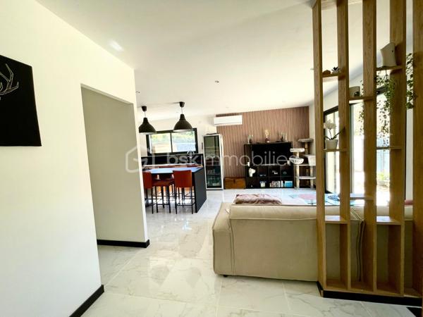 Tourves, village au cœur de la Provence verte, à 10minutes de Saint Maximin-la-sainte-Baume et à 35 minutes d'Aix-en-Provence.
Dans un environnement calme et rechercher ! 

Villa de 3 pièces offrant pus de 65 m² habitables,  implantée sur un  terrain  de 510m² idéalement situé à proximité immédiate du centre du village. 

Offrant un cadre de vie pratique et agréable au quotidien, (Commerces de proximité, marché, boulangerie, pharmacie, restaurants, école, etc.)
 
En entrant, vous découvrez un bel espace de vie lumineux avec salon et cuisine ouverte, entièrement équipée et aménagée.  

La partie nuit se compose de 2 belles chambres avec dressing, d'une salle d'eau avec buanderie ainsi que d'un WC séparé.

Le jardin est  entièrement clôturé  avec un espace de stationnement.

La villa, construite en 2024  elle est équipée d'une climatisation réversible ainsi que d'un ballon d'eau chaude thermodynamique.

Elle est raccordée au tout-à-l'égout.

Possibilité de conserver une partie du mobilier, inclus dans le prix de vente.

La création d'une terrasse en béton et la pose de panneaux occultant, seront réalisées à la charge du propriétaire.


A visiter sans tarder !