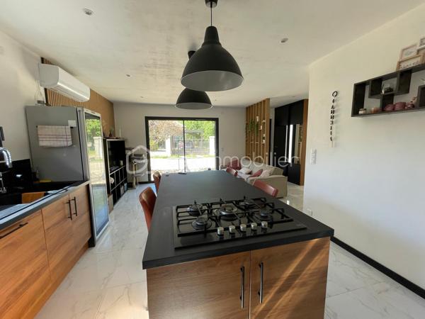 Tourves, village au cœur de la Provence verte, à 10minutes de Saint Maximin-la-sainte-Baume et à 35 minutes d'Aix-en-Provence.
Dans un environnement calme et rechercher ! 

Villa de 3 pièces offrant pus de 65 m² habitables,  implantée sur un  terrain  de 510m² idéalement situé à proximité immédiate du centre du village. 

Offrant un cadre de vie pratique et agréable au quotidien, (Commerces de proximité, marché, boulangerie, pharmacie, restaurants, école, etc.)
 
En entrant, vous découvrez un bel espace de vie lumineux avec salon et cuisine ouverte, entièrement équipée et aménagée.  

La partie nuit se compose de 2 belles chambres avec dressing, d'une salle d'eau avec buanderie ainsi que d'un WC séparé.

Le jardin est  entièrement clôturé  avec un espace de stationnement.

La villa, construite en 2024  elle est équipée d'une climatisation réversible ainsi que d'un ballon d'eau chaude thermodynamique.

Elle est raccordée au tout-à-l'égout.

Possibilité de conserver une partie du mobilier, inclus dans le prix de vente.

La création d'une terrasse en béton et la pose de panneaux occultant, seront réalisées à la charge du propriétaire.


A visiter sans tarder !