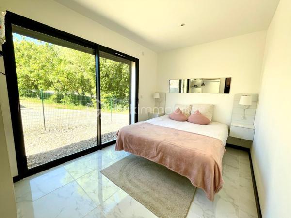 Tourves, village au cœur de la Provence verte, à 10minutes de Saint Maximin-la-sainte-Baume et à 35 minutes d'Aix-en-Provence.
Dans un environnement calme et rechercher ! 

Villa de 3 pièces offrant pus de 65 m² habitables,  implantée sur un  terrain  de 510m² idéalement situé à proximité immédiate du centre du village. 

Offrant un cadre de vie pratique et agréable au quotidien, (Commerces de proximité, marché, boulangerie, pharmacie, restaurants, école, etc.)
 
En entrant, vous découvrez un bel espace de vie lumineux avec salon et cuisine ouverte, entièrement équipée et aménagée.  

La partie nuit se compose de 2 belles chambres avec dressing, d'une salle d'eau avec buanderie ainsi que d'un WC séparé.

Le jardin est  entièrement clôturé  avec un espace de stationnement.

La villa, construite en 2024  elle est équipée d'une climatisation réversible ainsi que d'un ballon d'eau chaude thermodynamique.

Elle est raccordée au tout-à-l'égout.

Possibilité de conserver une partie du mobilier, inclus dans le prix de vente.

La création d'une terrasse en béton et la pose de panneaux occultant, seront réalisées à la charge du propriétaire.


A visiter sans tarder !