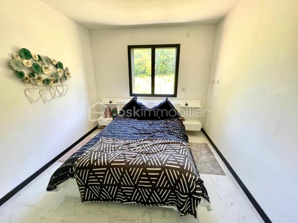 Tourves, village au cœur de la Provence verte, à 10minutes de Saint Maximin-la-sainte-Baume et à 35 minutes d'Aix-en-Provence.
Dans un environnement calme et rechercher ! 

Villa de 3 pièces offrant pus de 65 m² habitables,  implantée sur un  terrain  de 510m² idéalement situé à proximité immédiate du centre du village. 

Offrant un cadre de vie pratique et agréable au quotidien, (Commerces de proximité, marché, boulangerie, pharmacie, restaurants, école, etc.)
 
En entrant, vous découvrez un bel espace de vie lumineux avec salon et cuisine ouverte, entièrement équipée et aménagée.  

La partie nuit se compose de 2 belles chambres avec dressing, d'une salle d'eau avec buanderie ainsi que d'un WC séparé.

Le jardin est  entièrement clôturé  avec un espace de stationnement.

La villa, construite en 2024  elle est équipée d'une climatisation réversible ainsi que d'un ballon d'eau chaude thermodynamique.

Elle est raccordée au tout-à-l'égout.

Possibilité de conserver une partie du mobilier, inclus dans le prix de vente.

La création d'une terrasse en béton et la pose de panneaux occultant, seront réalisées à la charge du propriétaire.


A visiter sans tarder !