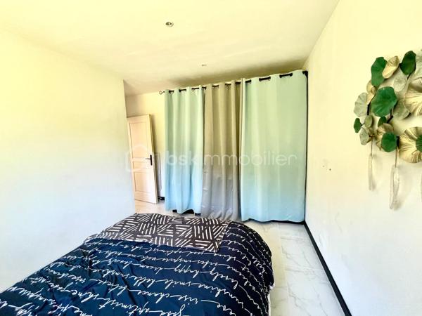 Tourves, village au cœur de la Provence verte, à 10minutes de Saint Maximin-la-sainte-Baume et à 35 minutes d'Aix-en-Provence.
Dans un environnement calme et rechercher ! 

Villa de 3 pièces offrant pus de 65 m² habitables,  implantée sur un  terrain  de 510m² idéalement situé à proximité immédiate du centre du village. 

Offrant un cadre de vie pratique et agréable au quotidien, (Commerces de proximité, marché, boulangerie, pharmacie, restaurants, école, etc.)
 
En entrant, vous découvrez un bel espace de vie lumineux avec salon et cuisine ouverte, entièrement équipée et aménagée.  

La partie nuit se compose de 2 belles chambres avec dressing, d'une salle d'eau avec buanderie ainsi que d'un WC séparé.

Le jardin est  entièrement clôturé  avec un espace de stationnement.

La villa, construite en 2024  elle est équipée d'une climatisation réversible ainsi que d'un ballon d'eau chaude thermodynamique.

Elle est raccordée au tout-à-l'égout.

Possibilité de conserver une partie du mobilier, inclus dans le prix de vente.

La création d'une terrasse en béton et la pose de panneaux occultant, seront réalisées à la charge du propriétaire.


A visiter sans tarder !