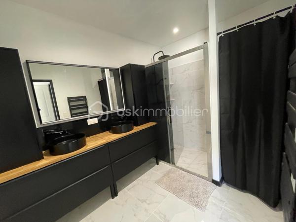 Tourves, village au cœur de la Provence verte, à 10minutes de Saint Maximin-la-sainte-Baume et à 35 minutes d'Aix-en-Provence.
Dans un environnement calme et rechercher ! 

Villa de 3 pièces offrant pus de 65 m² habitables,  implantée sur un  terrain  de 510m² idéalement situé à proximité immédiate du centre du village. 

Offrant un cadre de vie pratique et agréable au quotidien, (Commerces de proximité, marché, boulangerie, pharmacie, restaurants, école, etc.)
 
En entrant, vous découvrez un bel espace de vie lumineux avec salon et cuisine ouverte, entièrement équipée et aménagée.  

La partie nuit se compose de 2 belles chambres avec dressing, d'une salle d'eau avec buanderie ainsi que d'un WC séparé.

Le jardin est  entièrement clôturé  avec un espace de stationnement.

La villa, construite en 2024  elle est équipée d'une climatisation réversible ainsi que d'un ballon d'eau chaude thermodynamique.

Elle est raccordée au tout-à-l'égout.

Possibilité de conserver une partie du mobilier, inclus dans le prix de vente.

La création d'une terrasse en béton et la pose de panneaux occultant, seront réalisées à la charge du propriétaire.


A visiter sans tarder !