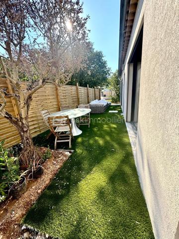 Tourves, village au cœur de la Provence verte, à 10minutes de Saint Maximin-la-sainte-Baume et à 35 minutes d'Aix-en-Provence.
Dans un environnement calme et rechercher ! 

Villa de 3 pièces offrant pus de 65 m² habitables,  implantée sur un  terrain  de 510m² idéalement situé à proximité immédiate du centre du village. 

Offrant un cadre de vie pratique et agréable au quotidien, (Commerces de proximité, marché, boulangerie, pharmacie, restaurants, école, etc.)
 
En entrant, vous découvrez un bel espace de vie lumineux avec salon et cuisine ouverte, entièrement équipée et aménagée.  

La partie nuit se compose de 2 belles chambres avec dressing, d'une salle d'eau avec buanderie ainsi que d'un WC séparé.

Le jardin est  entièrement clôturé  avec un espace de stationnement.

La villa, construite en 2024  elle est équipée d'une climatisation réversible ainsi que d'un ballon d'eau chaude thermodynamique.

Elle est raccordée au tout-à-l'égout.

Possibilité de conserver une partie du mobilier, inclus dans le prix de vente.

La création d'une terrasse en béton et la pose de panneaux occultant, seront réalisées à la charge du propriétaire.


A visiter sans tarder !