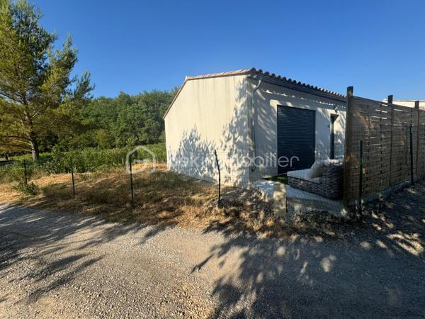 Tourves, village au cœur de la Provence verte, à 10minutes de Saint Maximin-la-sainte-Baume et à 35 minutes d'Aix-en-Provence.
Dans un environnement calme et rechercher ! 

Villa de 3 pièces offrant pus de 65 m² habitables,  implantée sur un  terrain  de 510m² idéalement situé à proximité immédiate du centre du village. 

Offrant un cadre de vie pratique et agréable au quotidien, (Commerces de proximité, marché, boulangerie, pharmacie, restaurants, école, etc.)
 
En entrant, vous découvrez un bel espace de vie lumineux avec salon et cuisine ouverte, entièrement équipée et aménagée.  

La partie nuit se compose de 2 belles chambres avec dressing, d'une salle d'eau avec buanderie ainsi que d'un WC séparé.

Le jardin est  entièrement clôturé  avec un espace de stationnement.

La villa, construite en 2024  elle est équipée d'une climatisation réversible ainsi que d'un ballon d'eau chaude thermodynamique.

Elle est raccordée au tout-à-l'égout.

Possibilité de conserver une partie du mobilier, inclus dans le prix de vente.

La création d'une terrasse en béton et la pose de panneaux occultant, seront réalisées à la charge du propriétaire.


A visiter sans tarder !
