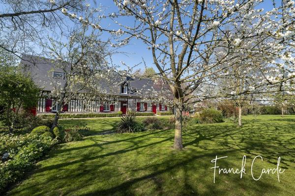 Superbe longère normande mêlant authenticité et modernité, dans un écrin de verdure