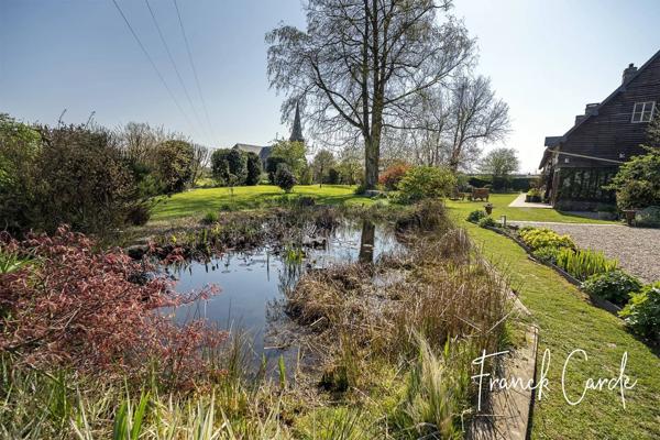 Superbe longère normande mêlant authenticité et modernité, dans un écrin de verdure
