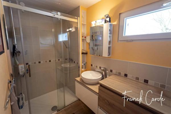 Superbe longère normande mêlant authenticité et modernité, dans un écrin de verdure