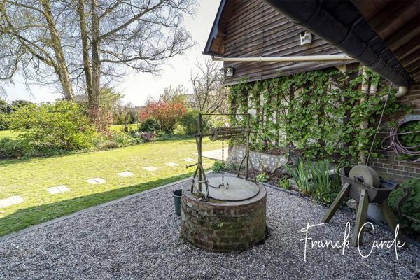 Superbe longère normande mêlant authenticité et modernité, dans un écrin de verdure