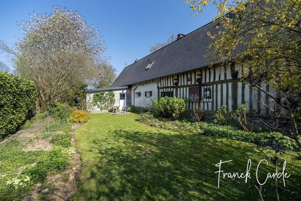 Superbe longère normande mêlant authenticité et modernité, dans un écrin de verdure