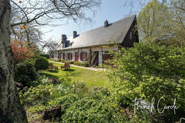 Superbe longère normande mêlant authenticité et modernité, dans un écrin de verdure