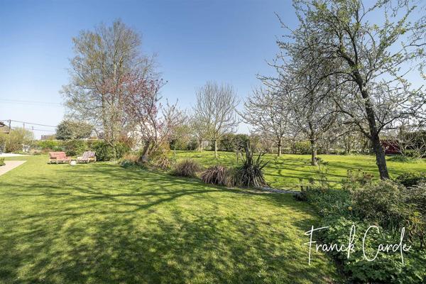 Superbe longère normande mêlant authenticité et modernité, dans un écrin de verdure
