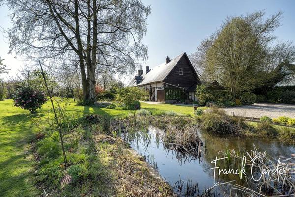 Superbe longère normande mêlant authenticité et modernité, dans un écrin de verdure