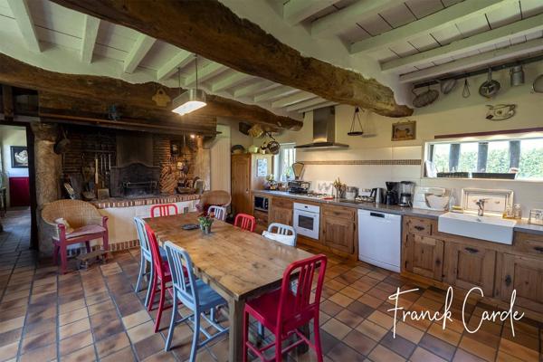 Superbe longère normande mêlant authenticité et modernité, dans un écrin de verdure