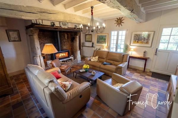 Superbe longère normande mêlant authenticité et modernité, dans un écrin de verdure