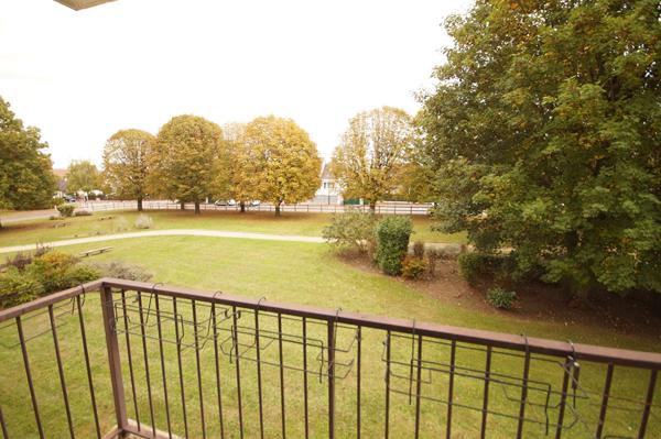 Appartement F4 de 70m² au calme , Le mesnil le roi Appartement F4 de 70m² au calme , Le mesnil le roi