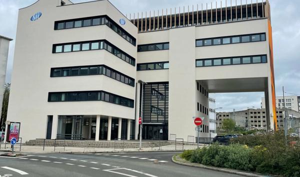 A LOUER : CELLULE BRUTE DE BETON DE 177,98 M² AVEC CINQ STATIONNEMENTS