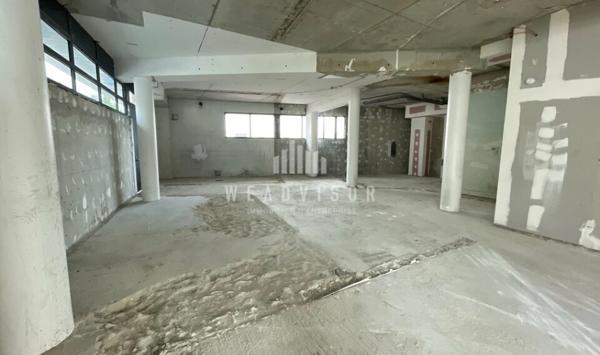 A LOUER : CELLULE BRUTE DE BETON DE 177,98 M² AVEC CINQ STATIONNEMENTS