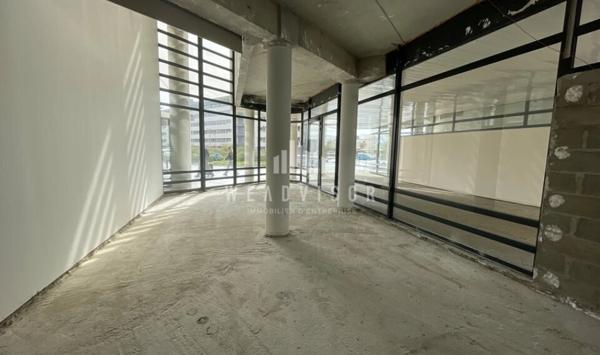 A LOUER : CELLULE BRUTE DE BETON DE 177,98 M² AVEC CINQ STATIONNEMENTS