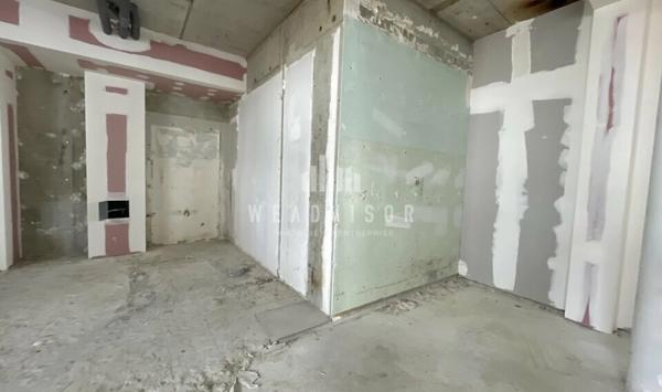 A LOUER : CELLULE BRUTE DE BETON DE 177,98 M² AVEC CINQ STATIONNEMENTS