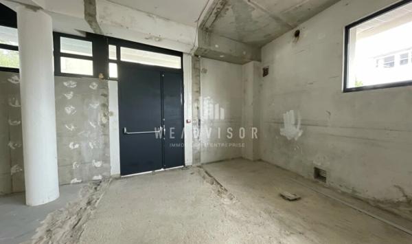 A LOUER : CELLULE BRUTE DE BETON DE 177,98 M² AVEC CINQ STATIONNEMENTS