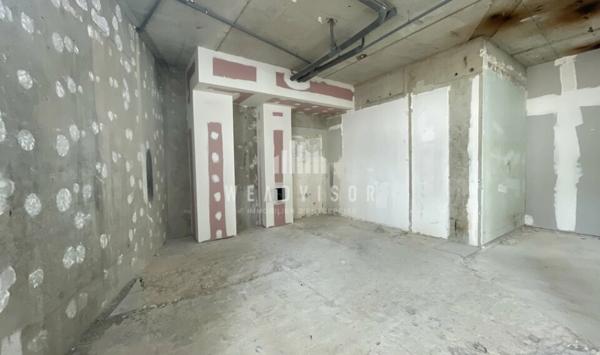 A LOUER : CELLULE BRUTE DE BETON DE 177,98 M² AVEC CINQ STATIONNEMENTS
