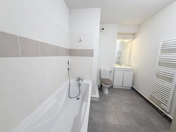 Idéal investisseur – Appartement T2 vendu loué avec stationnements.