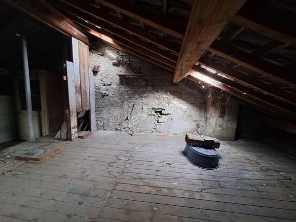 BONNEVILLE _ Appartement à rénover, avec combles aménageables, à vendre