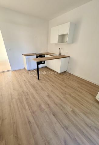 Cet appartement a été entierement rénover ,quartier Pont de Fabre au rdc avec deux terrasses une à l'est de 9,50m2 et une autre de 9m2 à l'ouest.
la pièce de vie est ouverte sur la cuisine et une chambrette avec salle d'eau .
une cave de 8m2 complete ce bien .
à visiter rapidement , idéal premier achat ou investissement locatif