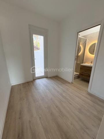 Cet appartement a été entierement rénover ,quartier Pont de Fabre au rdc avec deux terrasses une à l'est de 9,50m2 et une autre de 9m2 à l'ouest.
la pièce de vie est ouverte sur la cuisine et une chambrette avec salle d'eau .
une cave de 8m2 complete ce bien .
à visiter rapidement , idéal premier achat ou investissement locatif