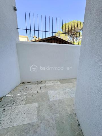 Cet appartement a été entierement rénover ,quartier Pont de Fabre au rdc avec deux terrasses une à l'est de 9,50m2 et une autre de 9m2 à l'ouest.
la pièce de vie est ouverte sur la cuisine et une chambrette avec salle d'eau .
une cave de 8m2 complete ce bien .
à visiter rapidement , idéal premier achat ou investissement locatif
