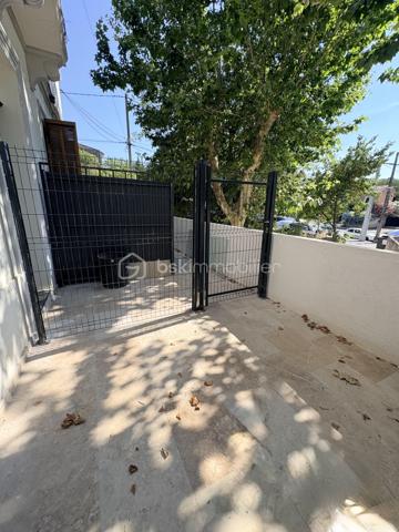 Cet appartement a été entierement rénover ,quartier Pont de Fabre au rdc avec deux terrasses une à l'est de 9,50m2 et une autre de 9m2 à l'ouest.
la pièce de vie est ouverte sur la cuisine et une chambrette avec salle d'eau .
une cave de 8m2 complete ce bien .
à visiter rapidement , idéal premier achat ou investissement locatif