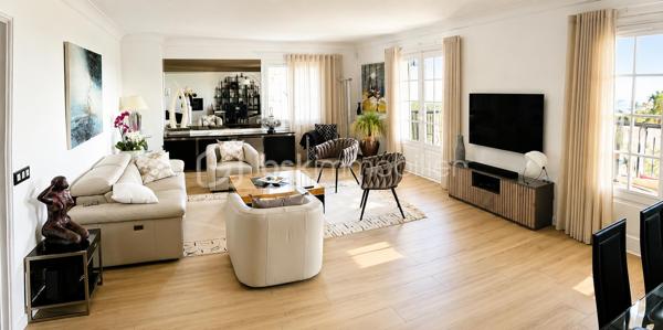 CAP BRUN – L'art de vivre face à la Méditerranée

Certaines adresses offrent bien plus qu'un appartement… Elles offrent un privilège.

Au cœur du très confidentiel Cap Brun, dans l'une des résidences les plus prestigieuses et sécurisées du secteur, avec gardien, parc paysager et piscine, découvrez un lieu où chaque journée commence avec le bleu de la Méditerranée en toile de fond.

Dès l'entrée, l'atmosphère séduit immédiatement. Les volumes généreux, la lumière omniprésente et les prestations raffinées créent une sensation d'espace et de sérénité rarement rencontrée.

Le séjour de près de 40 m² s'ouvre naturellement sur une vaste terrasse où les repas se prolongent face à la mer, bercés par la douceur du climat varois. Ici, le panorama devient un véritable tableau vivant dont les couleurs changent au fil de la journée.

Entièrement rénové avec des matériaux de qualité, l'appartement conjugue élégance contemporaine et confort absolu. La cuisine indépendante, parfaitement équipée de matériaux haut de gamme, séduira les amateurs de gastronomie comme les adeptes de convivialité.

L'espace nuit préserve l'intimité de chacun avec une superbe suite parentale disposant de sa salle d'eau privative et d'un dressing, deux chambres supplémentaires accueillantes, une seconde salle d'eau et des toilettes indépendantes.

Au quotidien, tout a été pensé pour un confort sans compromis : ascenseur, garage fermé, cave, stationnement privatif, résidence parfaitement entretenue et sécurisée.

À quelques minutes seulement des plages confidentielles du Cap Brun, des commerces, des écoles réputées et du centre de Toulon, cette adresse conjugue parfaitement tranquillité, prestige et qualité de vie.

Un bien rare destiné à ceux qui recherchent l'élégance, la discrétion et l'un des plus beaux cadres de vie de la côte toulonnaise.