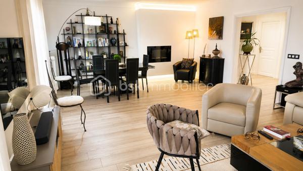 CAP BRUN – L'art de vivre face à la Méditerranée

Certaines adresses offrent bien plus qu'un appartement… Elles offrent un privilège.

Au cœur du très confidentiel Cap Brun, dans l'une des résidences les plus prestigieuses et sécurisées du secteur, avec gardien, parc paysager et piscine, découvrez un lieu où chaque journée commence avec le bleu de la Méditerranée en toile de fond.

Dès l'entrée, l'atmosphère séduit immédiatement. Les volumes généreux, la lumière omniprésente et les prestations raffinées créent une sensation d'espace et de sérénité rarement rencontrée.

Le séjour de près de 40 m² s'ouvre naturellement sur une vaste terrasse où les repas se prolongent face à la mer, bercés par la douceur du climat varois. Ici, le panorama devient un véritable tableau vivant dont les couleurs changent au fil de la journée.

Entièrement rénové avec des matériaux de qualité, l'appartement conjugue élégance contemporaine et confort absolu. La cuisine indépendante, parfaitement équipée de matériaux haut de gamme, séduira les amateurs de gastronomie comme les adeptes de convivialité.

L'espace nuit préserve l'intimité de chacun avec une superbe suite parentale disposant de sa salle d'eau privative et d'un dressing, deux chambres supplémentaires accueillantes, une seconde salle d'eau et des toilettes indépendantes.

Au quotidien, tout a été pensé pour un confort sans compromis : ascenseur, garage fermé, cave, stationnement privatif, résidence parfaitement entretenue et sécurisée.

À quelques minutes seulement des plages confidentielles du Cap Brun, des commerces, des écoles réputées et du centre de Toulon, cette adresse conjugue parfaitement tranquillité, prestige et qualité de vie.

Un bien rare destiné à ceux qui recherchent l'élégance, la discrétion et l'un des plus beaux cadres de vie de la côte toulonnaise.