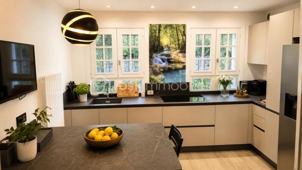 CAP BRUN – L'art de vivre face à la Méditerranée

Certaines adresses offrent bien plus qu'un appartement… Elles offrent un privilège.

Au cœur du très confidentiel Cap Brun, dans l'une des résidences les plus prestigieuses et sécurisées du secteur, avec gardien, parc paysager et piscine, découvrez un lieu où chaque journée commence avec le bleu de la Méditerranée en toile de fond.

Dès l'entrée, l'atmosphère séduit immédiatement. Les volumes généreux, la lumière omniprésente et les prestations raffinées créent une sensation d'espace et de sérénité rarement rencontrée.

Le séjour de près de 40 m² s'ouvre naturellement sur une vaste terrasse où les repas se prolongent face à la mer, bercés par la douceur du climat varois. Ici, le panorama devient un véritable tableau vivant dont les couleurs changent au fil de la journée.

Entièrement rénové avec des matériaux de qualité, l'appartement conjugue élégance contemporaine et confort absolu. La cuisine indépendante, parfaitement équipée de matériaux haut de gamme, séduira les amateurs de gastronomie comme les adeptes de convivialité.

L'espace nuit préserve l'intimité de chacun avec une superbe suite parentale disposant de sa salle d'eau privative et d'un dressing, deux chambres supplémentaires accueillantes, une seconde salle d'eau et des toilettes indépendantes.

Au quotidien, tout a été pensé pour un confort sans compromis : ascenseur, garage fermé, cave, stationnement privatif, résidence parfaitement entretenue et sécurisée.

À quelques minutes seulement des plages confidentielles du Cap Brun, des commerces, des écoles réputées et du centre de Toulon, cette adresse conjugue parfaitement tranquillité, prestige et qualité de vie.

Un bien rare destiné à ceux qui recherchent l'élégance, la discrétion et l'un des plus beaux cadres de vie de la côte toulonnaise.