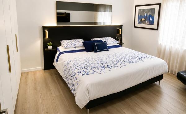 CAP BRUN – L'art de vivre face à la Méditerranée

Certaines adresses offrent bien plus qu'un appartement… Elles offrent un privilège.

Au cœur du très confidentiel Cap Brun, dans l'une des résidences les plus prestigieuses et sécurisées du secteur, avec gardien, parc paysager et piscine, découvrez un lieu où chaque journée commence avec le bleu de la Méditerranée en toile de fond.

Dès l'entrée, l'atmosphère séduit immédiatement. Les volumes généreux, la lumière omniprésente et les prestations raffinées créent une sensation d'espace et de sérénité rarement rencontrée.

Le séjour de près de 40 m² s'ouvre naturellement sur une vaste terrasse où les repas se prolongent face à la mer, bercés par la douceur du climat varois. Ici, le panorama devient un véritable tableau vivant dont les couleurs changent au fil de la journée.

Entièrement rénové avec des matériaux de qualité, l'appartement conjugue élégance contemporaine et confort absolu. La cuisine indépendante, parfaitement équipée de matériaux haut de gamme, séduira les amateurs de gastronomie comme les adeptes de convivialité.

L'espace nuit préserve l'intimité de chacun avec une superbe suite parentale disposant de sa salle d'eau privative et d'un dressing, deux chambres supplémentaires accueillantes, une seconde salle d'eau et des toilettes indépendantes.

Au quotidien, tout a été pensé pour un confort sans compromis : ascenseur, garage fermé, cave, stationnement privatif, résidence parfaitement entretenue et sécurisée.

À quelques minutes seulement des plages confidentielles du Cap Brun, des commerces, des écoles réputées et du centre de Toulon, cette adresse conjugue parfaitement tranquillité, prestige et qualité de vie.

Un bien rare destiné à ceux qui recherchent l'élégance, la discrétion et l'un des plus beaux cadres de vie de la côte toulonnaise.