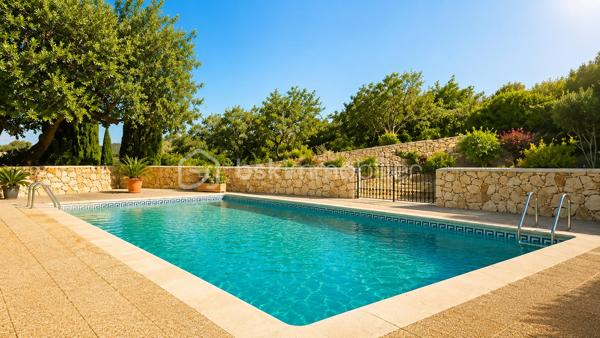 CAP BRUN – L'art de vivre face à la Méditerranée

Certaines adresses offrent bien plus qu'un appartement… Elles offrent un privilège.

Au cœur du très confidentiel Cap Brun, dans l'une des résidences les plus prestigieuses et sécurisées du secteur, avec gardien, parc paysager et piscine, découvrez un lieu où chaque journée commence avec le bleu de la Méditerranée en toile de fond.

Dès l'entrée, l'atmosphère séduit immédiatement. Les volumes généreux, la lumière omniprésente et les prestations raffinées créent une sensation d'espace et de sérénité rarement rencontrée.

Le séjour de près de 40 m² s'ouvre naturellement sur une vaste terrasse où les repas se prolongent face à la mer, bercés par la douceur du climat varois. Ici, le panorama devient un véritable tableau vivant dont les couleurs changent au fil de la journée.

Entièrement rénové avec des matériaux de qualité, l'appartement conjugue élégance contemporaine et confort absolu. La cuisine indépendante, parfaitement équipée de matériaux haut de gamme, séduira les amateurs de gastronomie comme les adeptes de convivialité.

L'espace nuit préserve l'intimité de chacun avec une superbe suite parentale disposant de sa salle d'eau privative et d'un dressing, deux chambres supplémentaires accueillantes, une seconde salle d'eau et des toilettes indépendantes.

Au quotidien, tout a été pensé pour un confort sans compromis : ascenseur, garage fermé, cave, stationnement privatif, résidence parfaitement entretenue et sécurisée.

À quelques minutes seulement des plages confidentielles du Cap Brun, des commerces, des écoles réputées et du centre de Toulon, cette adresse conjugue parfaitement tranquillité, prestige et qualité de vie.

Un bien rare destiné à ceux qui recherchent l'élégance, la discrétion et l'un des plus beaux cadres de vie de la côte toulonnaise.
