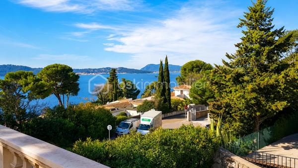 CAP BRUN – L'art de vivre face à la Méditerranée

Certaines adresses offrent bien plus qu'un appartement… Elles offrent un privilège.

Au cœur du très confidentiel Cap Brun, dans l'une des résidences les plus prestigieuses et sécurisées du secteur, avec gardien, parc paysager et piscine, découvrez un lieu où chaque journée commence avec le bleu de la Méditerranée en toile de fond.

Dès l'entrée, l'atmosphère séduit immédiatement. Les volumes généreux, la lumière omniprésente et les prestations raffinées créent une sensation d'espace et de sérénité rarement rencontrée.

Le séjour de près de 40 m² s'ouvre naturellement sur une vaste terrasse où les repas se prolongent face à la mer, bercés par la douceur du climat varois. Ici, le panorama devient un véritable tableau vivant dont les couleurs changent au fil de la journée.

Entièrement rénové avec des matériaux de qualité, l'appartement conjugue élégance contemporaine et confort absolu. La cuisine indépendante, parfaitement équipée de matériaux haut de gamme, séduira les amateurs de gastronomie comme les adeptes de convivialité.

L'espace nuit préserve l'intimité de chacun avec une superbe suite parentale disposant de sa salle d'eau privative et d'un dressing, deux chambres supplémentaires accueillantes, une seconde salle d'eau et des toilettes indépendantes.

Au quotidien, tout a été pensé pour un confort sans compromis : ascenseur, garage fermé, cave, stationnement privatif, résidence parfaitement entretenue et sécurisée.

À quelques minutes seulement des plages confidentielles du Cap Brun, des commerces, des écoles réputées et du centre de Toulon, cette adresse conjugue parfaitement tranquillité, prestige et qualité de vie.

Un bien rare destiné à ceux qui recherchent l'élégance, la discrétion et l'un des plus beaux cadres de vie de la côte toulonnaise.