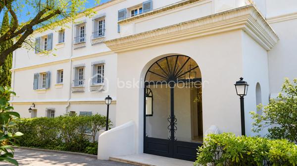 CAP BRUN – L'art de vivre face à la Méditerranée

Certaines adresses offrent bien plus qu'un appartement… Elles offrent un privilège.

Au cœur du très confidentiel Cap Brun, dans l'une des résidences les plus prestigieuses et sécurisées du secteur, avec gardien, parc paysager et piscine, découvrez un lieu où chaque journée commence avec le bleu de la Méditerranée en toile de fond.

Dès l'entrée, l'atmosphère séduit immédiatement. Les volumes généreux, la lumière omniprésente et les prestations raffinées créent une sensation d'espace et de sérénité rarement rencontrée.

Le séjour de près de 40 m² s'ouvre naturellement sur une vaste terrasse où les repas se prolongent face à la mer, bercés par la douceur du climat varois. Ici, le panorama devient un véritable tableau vivant dont les couleurs changent au fil de la journée.

Entièrement rénové avec des matériaux de qualité, l'appartement conjugue élégance contemporaine et confort absolu. La cuisine indépendante, parfaitement équipée de matériaux haut de gamme, séduira les amateurs de gastronomie comme les adeptes de convivialité.

L'espace nuit préserve l'intimité de chacun avec une superbe suite parentale disposant de sa salle d'eau privative et d'un dressing, deux chambres supplémentaires accueillantes, une seconde salle d'eau et des toilettes indépendantes.

Au quotidien, tout a été pensé pour un confort sans compromis : ascenseur, garage fermé, cave, stationnement privatif, résidence parfaitement entretenue et sécurisée.

À quelques minutes seulement des plages confidentielles du Cap Brun, des commerces, des écoles réputées et du centre de Toulon, cette adresse conjugue parfaitement tranquillité, prestige et qualité de vie.

Un bien rare destiné à ceux qui recherchent l'élégance, la discrétion et l'un des plus beaux cadres de vie de la côte toulonnaise.