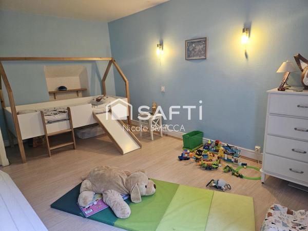 Maison mitoyenne,4 chambres,cuisine équipée,garage