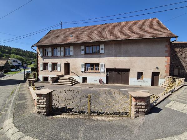 Maison d'environ 142 m2 habitables avec dépendances sous offre.