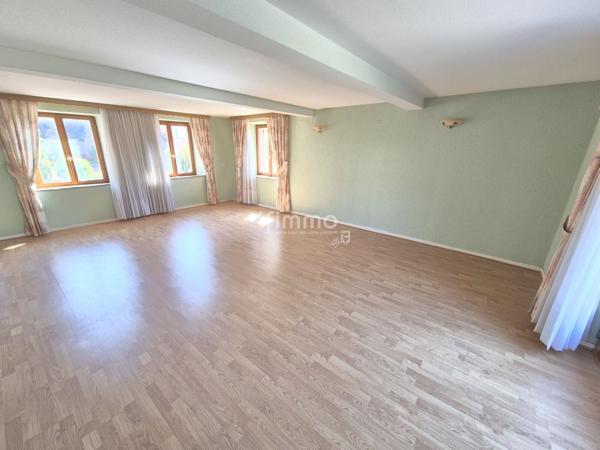 Maison d'environ 142 m2 habitables avec dépendances sous offre.