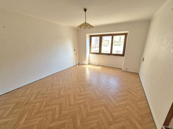 Maison d'environ 142 m2 habitables avec dépendances sous offre.