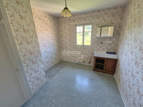 Maison d'environ 142 m2 habitables avec dépendances sous offre.