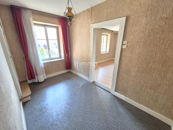 Maison d'environ 142 m2 habitables avec dépendances sous offre.