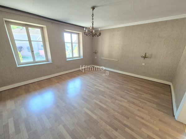 Maison d'environ 142 m2 habitables avec dépendances sous offre.