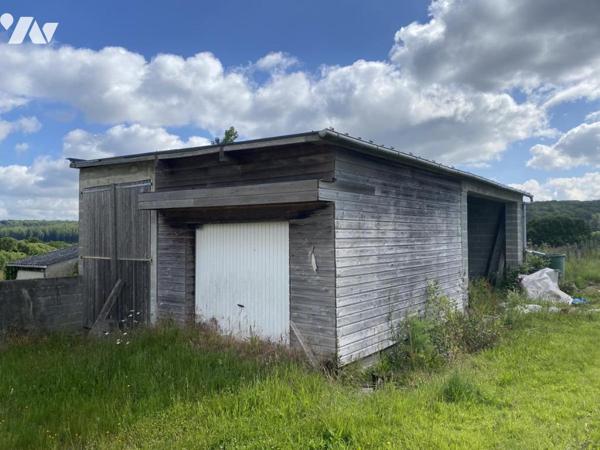 UN TERRAIN A BATIR avec GRAND GARAGE 