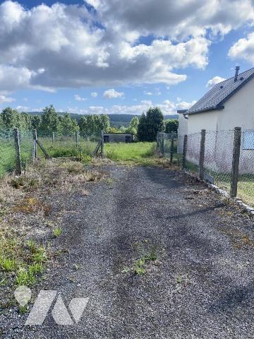 UN TERRAIN A BATIR avec GRAND GARAGE 