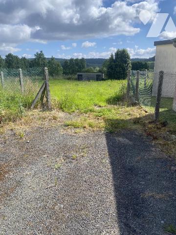 UN TERRAIN A BATIR avec GRAND GARAGE 