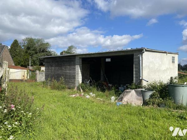 UN TERRAIN A BATIR avec GRAND GARAGE 